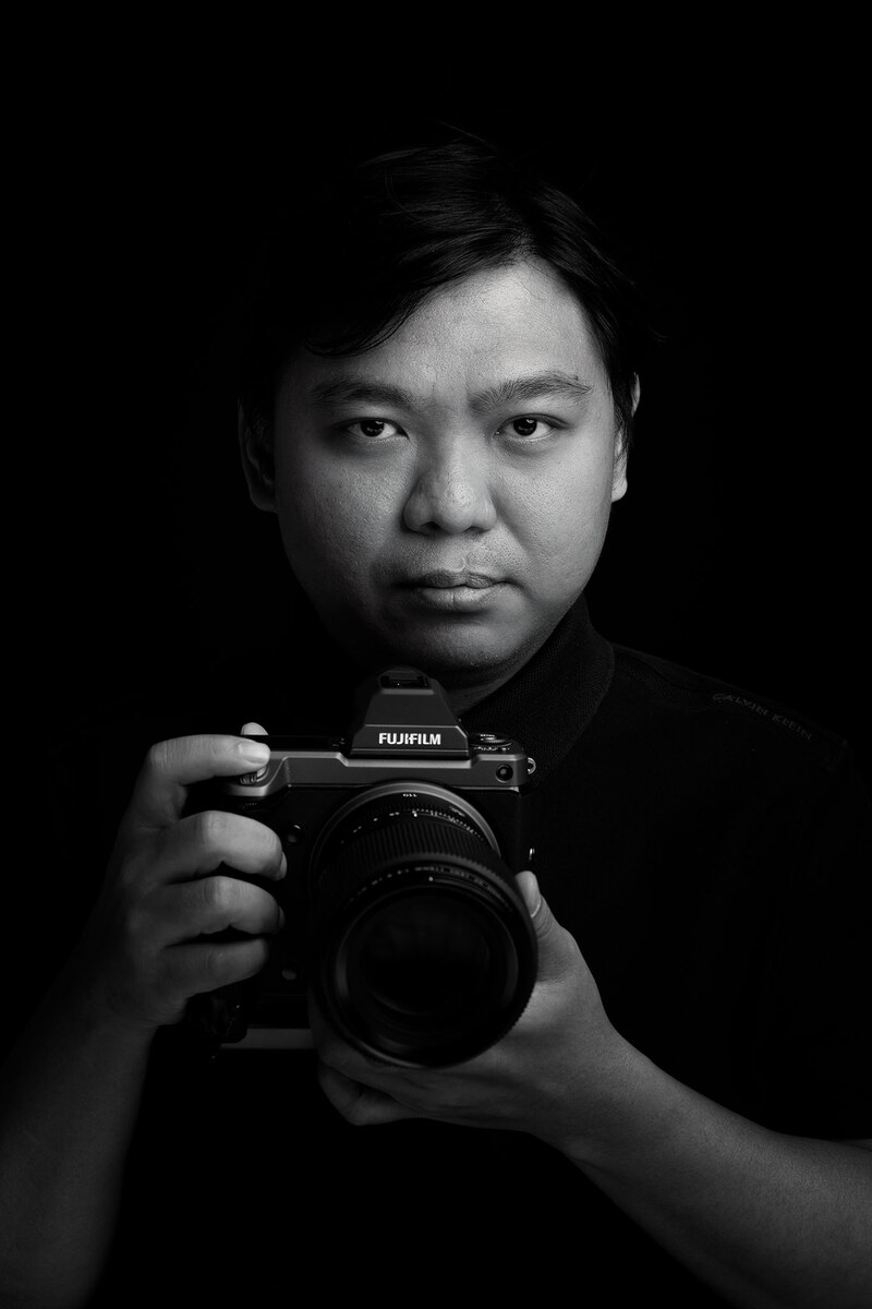 Chân dung Danny Nguyen cùng máy ảnh Fujifilm GFX